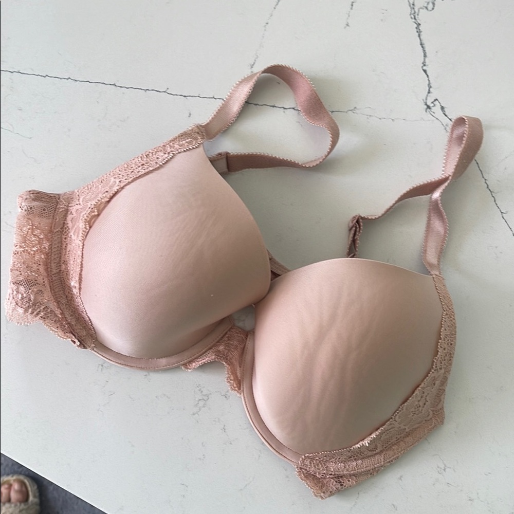 Victoria Secret Elegant Lace Trimmed Bra in Blush. 36C. Worn maybe 1x